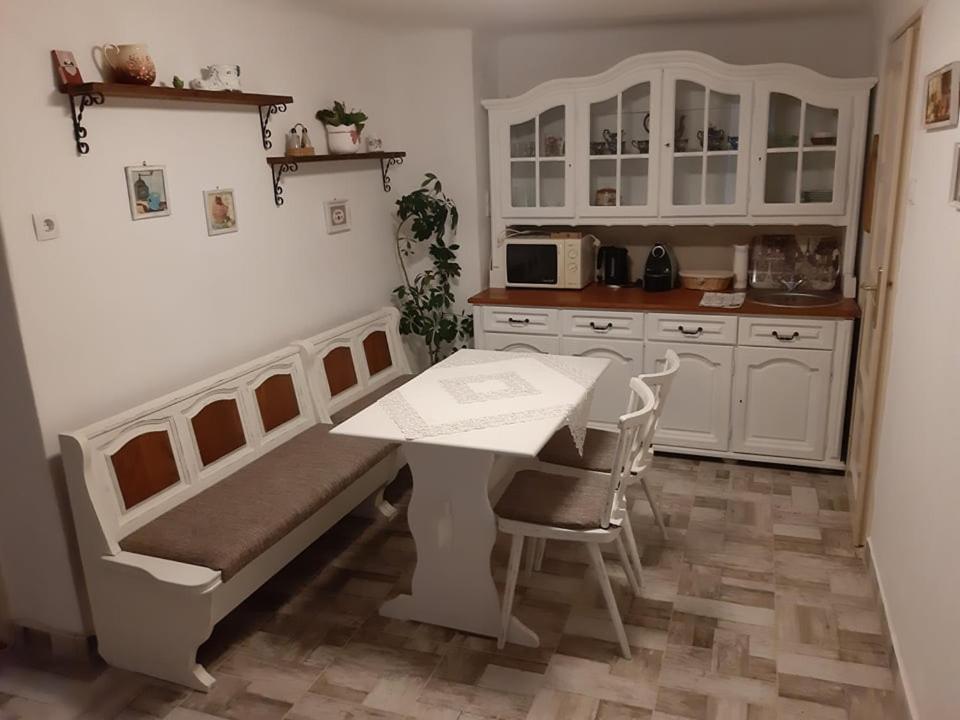 Edina Vintage Vendeghaz Apartment Mosonmagyarovar Ngoại thất bức ảnh