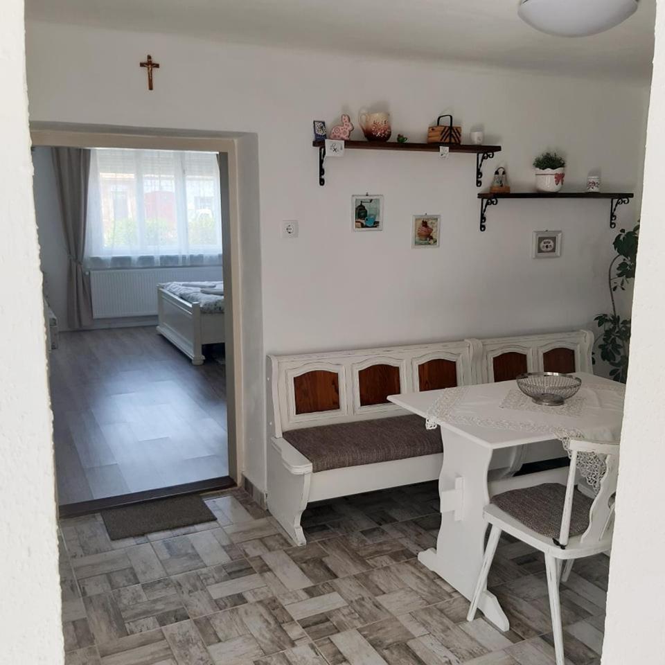 Edina Vintage Vendeghaz Apartment Mosonmagyarovar Ngoại thất bức ảnh