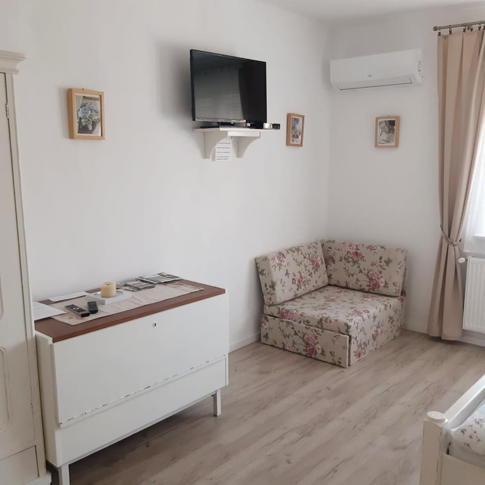 Edina Vintage Vendeghaz Apartment Mosonmagyarovar Ngoại thất bức ảnh